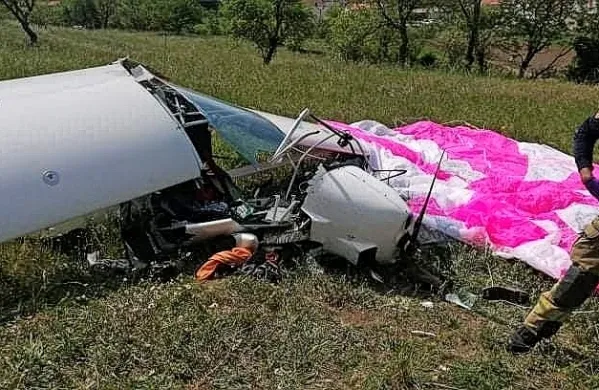 Ultralahko letalo se je ob pristanku na tleh prelomilo v predelu pilotske kabine.
