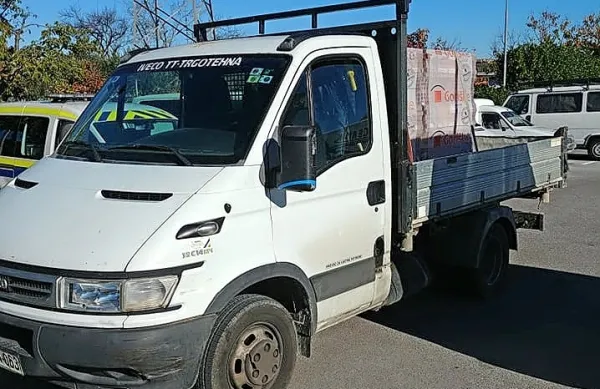Dve paleti zidakov sta bili pretežki za manjši dostavni tovornjak.