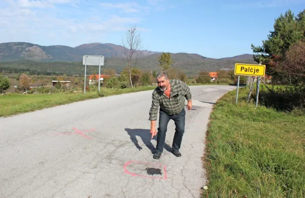 Z rdečo barvo so lani domačini označili najbolj poškodovane dele 
ceste in tudi na tak način zahtevali njeno obnovo.