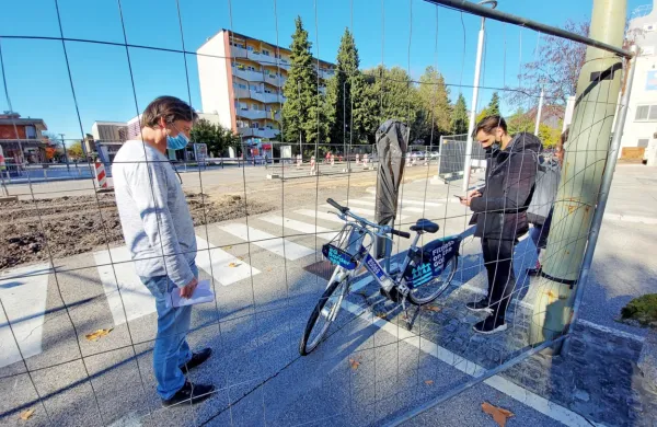 Prehod med mestno hišo in Bevkovim trgom prenavljajo, tja umeščajo tudi izposojo koles.