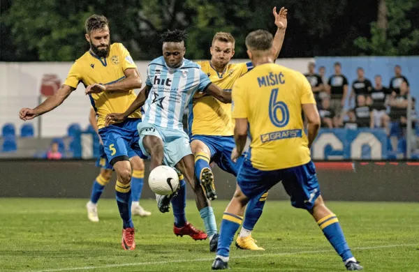 Septembra je Koper (v rumeno-modri opremi)  visoko slavil v Novi 
Gorici.