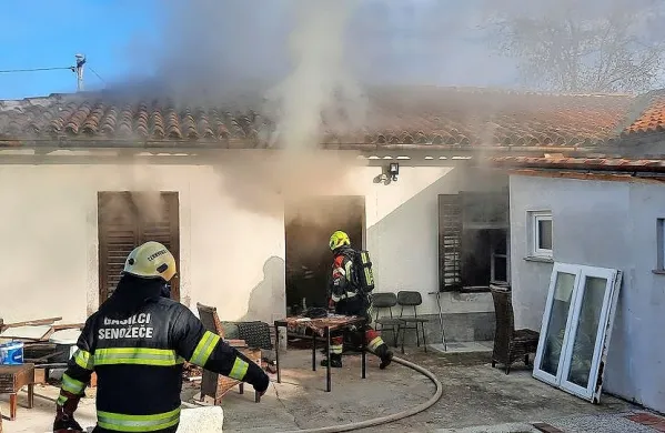 Danes malo pred 14. uro je zagorelo v hiši v Kačičah. (Foto: ZGRS 
Sežana)