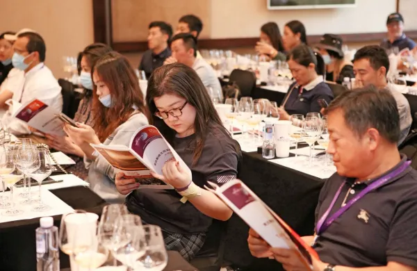 Masterclass degustacija slovenskih oranžnih vin je bila povsem zasedena.