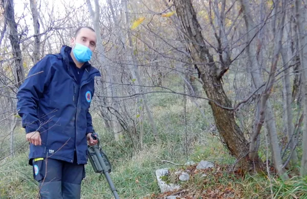 Najdbo na Sabotinu so pirotehniki še dodatno pregledali z 
detektorji kovine.