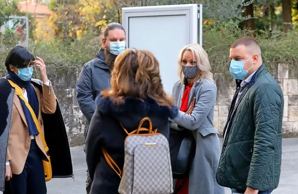 Martina Gamboz in Borut Jerman, člana ekipe, ki je ustvarjala projekt EPK, pred sejo v pogovoru z občinskimi svetniki SD. 
