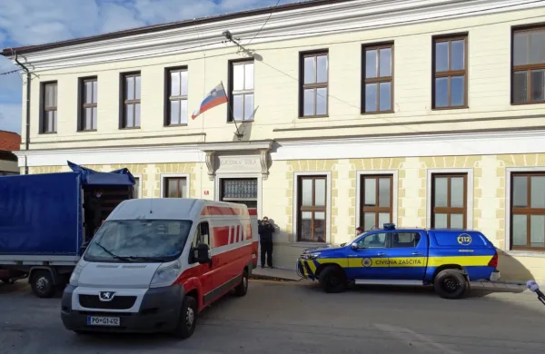 V stavbi nekdanje osnovne šole in vrtca v Slavini bo v torek 
zaživela rdeča cona za okužene starostnike s covidom-19 iz 
tamkajšnjih domov za ostarele.