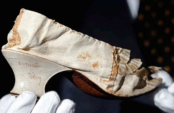 Čevelj, ki je bil nekoč last Marie Antoniette, je med francosko 
revolucijo prišel v roke Marie-Emilie Leschevin, dobre prijateljice 
glavne sobarice nekdanje kraljice.