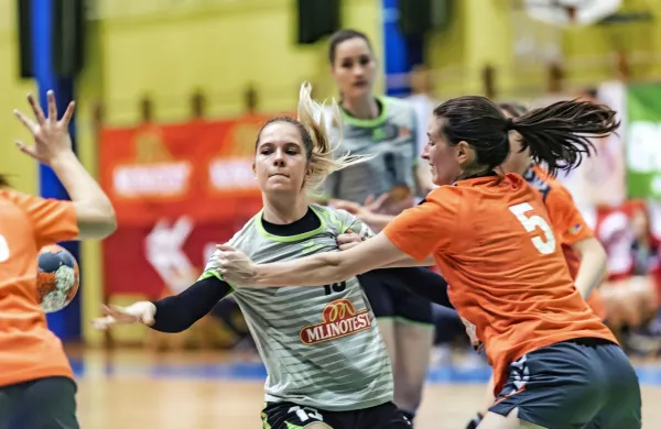 Mlinotestovo reprezentantko Nušo Fegic   je solidno ustavljala igralka tekme, Koprčanka Metka Škabar 
(5), ki je dosegla devet zadetkov. 