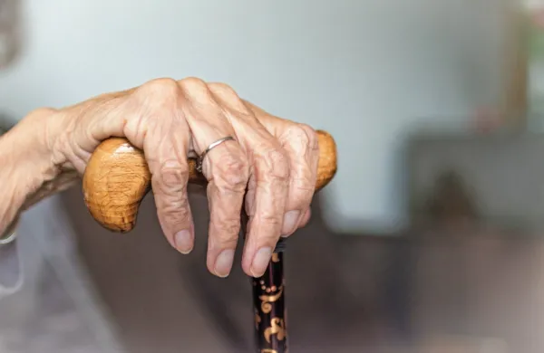 Z ukrepi v sedmem protikoronskem paketu bo vlada pomagala 
tudi socialno ranljivim skupinam, kot so denimo upokojenci z 
nižjimi pokojninami. 