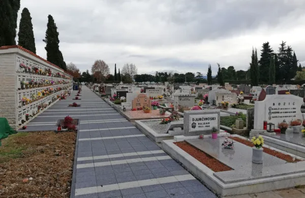 Del ob stenskih žarnih grobovih so pred dnevi  na novo tlakovali in 
predvideli  100 novih niš.