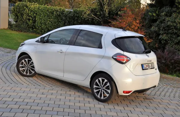 Renault zoe je bolj kot na oblikovnem področju pridobil na 
pogonski tehniki, ki je spojena še z zmogljivejšo baterijo.