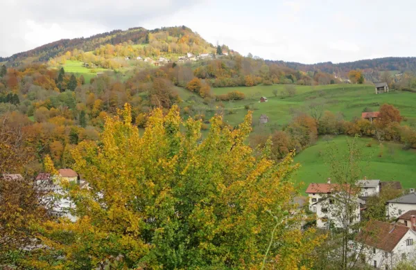 Občini sta se sporazumeli, da bi se čez Kladje prometno povzpeli 
po južni strani, po daljši, a blažje vzpenjajoči se novi cesti.