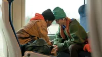 Motor serije Taki smo je iskriv in navdihujoč odnos med Fraserjem 
(Jack Dylan Grazer, desno) in Caitlin (Jordan Kristine Seamon).