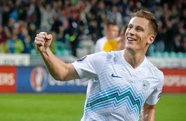 Valter Birsa je v Cagliari prišel iz Chieva. Za slovensko izbrano vrsto 
je  na 90 tekmah dosegel sedem golov.