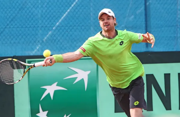 Blaž Kavčič, nekdanji prvi teniški lopar Slovenije, se po dolgotrajnih težavah s poškodbami vse teže uvršča na turnirje serije 
ATP. 