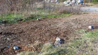 Največji kup odpadkov so po osmih mesecih odpeljali. 20 ton 
odpadkov (na kupih v ozadju) pa za zdaj še ostaja v Divači. 
