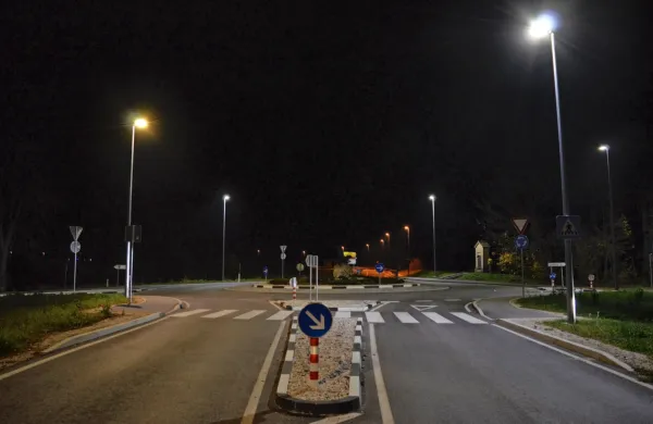 Sodobne svetilke so programirane za samodejno prilagajanje na 
svetlobo.   