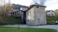 Območju edinih še zanemarjenih objektov rudnika ob Jožefovem 
jašku naj bi z OPN odvzeli možnost obnove v   hotelsko sprostitveni 
kompleks. To se utegne občini in turizmu, o katerem sanja, 
otepati.