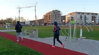    Park Žaga na Kozini so domačini zelo dobro sprejeli. Kmalu ga bo 
občina nadgradila z mladinskim centrom in otroškim igriščem ter 
ga povezala z Mestnim trgom, ki se mu obeta prenova. V ozadju 
raste še zadnji stolpič  soseske Brinje, kamor so se priselile  mnoge 
mlade družine.