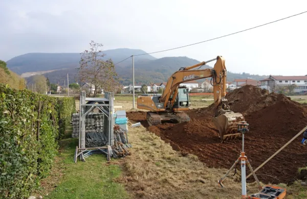 Gradbinci so začeli pripravljati teren za prvih pet hiš soseske. 