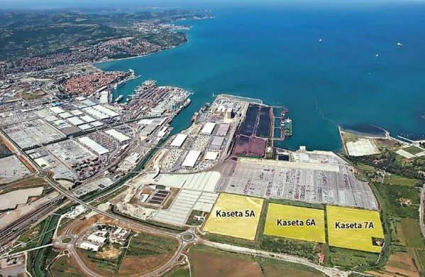 Kaseto 5a je država lani kupila od podjetja Grafist, zdaj pa je od 
ankaranske občine za 9,1 milijona kupila še sosednji kaseti 6a in 7a 
tik za luško ograjo v zaledju tretjega bazena, kjer Luka Koper 
pretovarja avtomobile. 