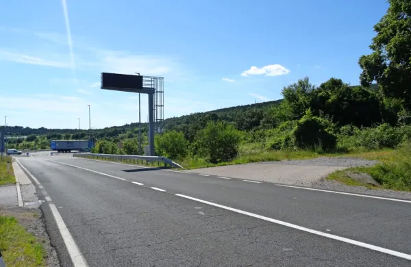 Območje nad izvozom z avtoceste ne Kozini (ob glavni cesti proti 
Divači) lahko začasno uporabljajo za pretovarjanje mešanega blaga.  
