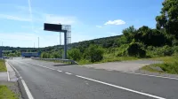 Območje nad izvozom z avtoceste ne Kozini (ob glavni cesti proti 
Divači) lahko začasno uporabljajo za pretovarjanje mešanega blaga.  