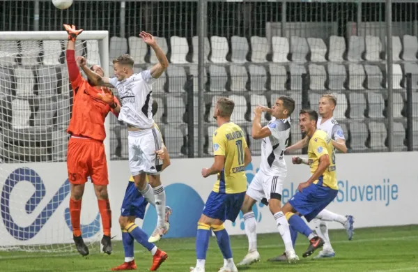 Prvi dvoboj na Bonifiki je s 3:1 dobila Mura (v belo-črni opravi).