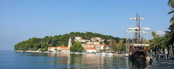 Na vzpetini nad Cavtatom je pokopališče, najvišja stavba na njem 
pa mavzolej družine Račić.
