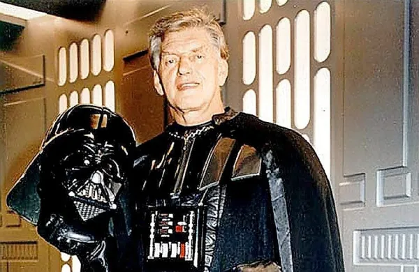 Umrl je David Prowse, ki je zaslovel z vlogo zloglasnega lika Darth 
Vader.