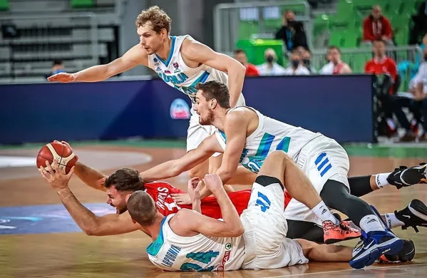 Olimpijin Jaka Blažič (stoji) je bil najboljši slovenski igralec v 
kvalifikacijah.