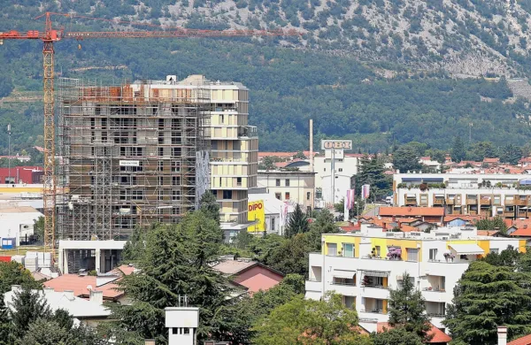 Tudi na Goriškem cene  rabljenih stanovanj rastejo, glede na 
novogradnje, ki bodo kmalu na trgu, pa je pričakovati, da se bodo 
znižale. 