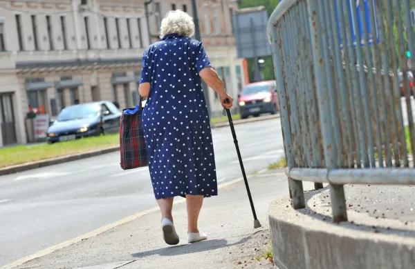 V preteklosti, ko so se ženske zgodaj upokojevale, je bila pokojninska vrzel velika. 