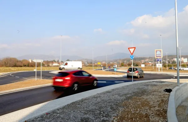 Kroži&scaron;če je, uvoz na poljsko pot bo drugje