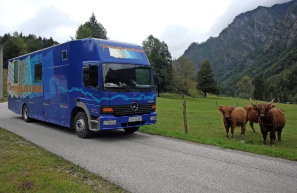 Bibliobus se je po dveh desetletjih kroženja po Posočju iztrošil, 
zdaj kupujejo novega.