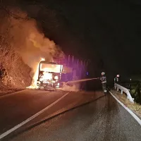 Zaradi požara je bila cesta med Planino in Postojno včeraj zaprta 
skoraj štiri ure in pol.