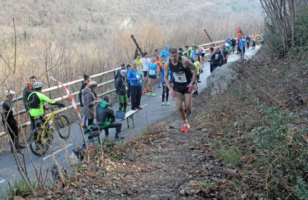 Zmagovalec letošnje sezone primorskih gorskih tekov je Elis  Filipič 
(v črni opravi).