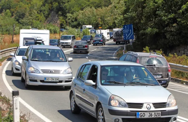Šmarska cesta med Koprom in mejnim prehodom Dragonja je v 
poletnih mesecih preobremenjena s tranzitnim prometom. 
