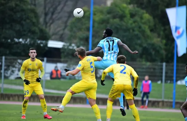 Napadalec Gorice Lamin Colley (v belo modrem dresu) se je vrnil 
na zelenice po enoletnem premoru.