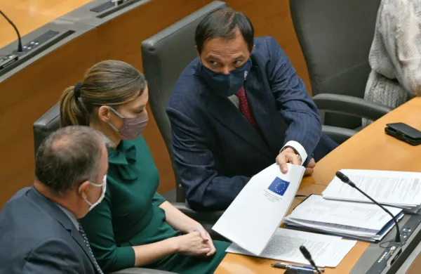 Poslanka SDS Eva Irgl je okužena z novim koronavirusom.