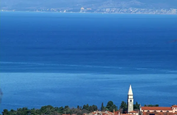  V Jadranu  velja režim ločene plovbe - po hrvaški strani navzgor in 
po italijanski navzdol,  ki je zapisan v memorandumu Italije, 
Slovenije in Hrvaške in izključna ekonomska cona Italije tega ne bi 
smela spremeniti.