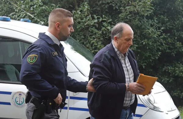 Marko Matić je 4. avgusta predlani v Krkavčah s kovinsko cevjo 
najprej pobil svojega 83-letnega svaka Angela Grbca, nato pa v 
kuhinji še 75-letno polsestro Milko.