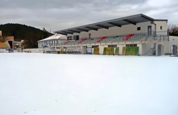 Snežna odeja na sežanskem stadionu je preložila obračun prve 
SNL  med Taborom in Celjem.