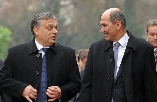 Vlada Janeza Janše  obnavlja načrte vlade Mira Cerarja o vstopu 
Madžarske v podjetje 2TDK, opozicija je na nogah. Na fotografiji:   
predsednik madžarske vlade Viktor Orban in Janez Janša