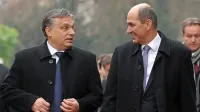 Vlada Janeza Janše  obnavlja načrte vlade Mira Cerarja o vstopu 
Madžarske v podjetje 2TDK, opozicija je na nogah. Na fotografiji:   
predsednik madžarske vlade Viktor Orban in Janez Janša
