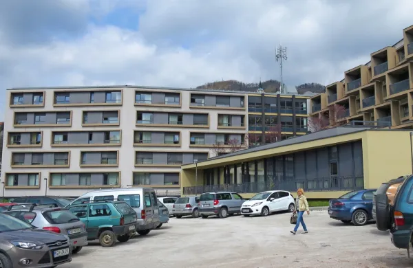 V Domu upokojencev Idrija je okužena petina zaposlenih, direktorica se boji, da bo zmanjkalo kadra za delo. 