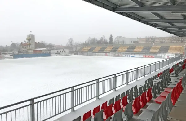 Tak je bil pogled včeraj na površino sežanskega stadiona.