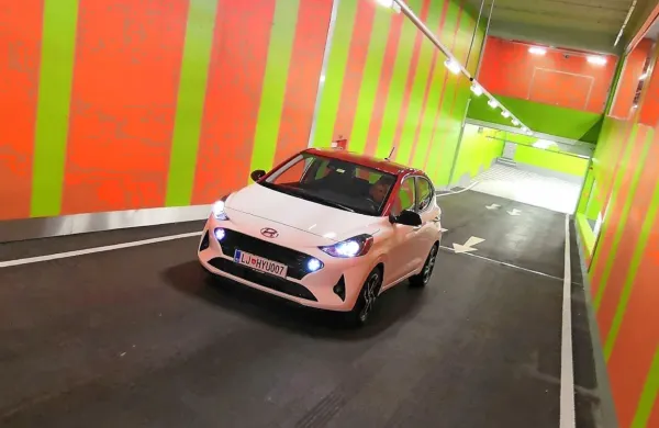 Najmanjši Hyundai je v novi preobleki prepoznaven tudi po dveh okroglih dnevnih lučeh v LED tehniki.