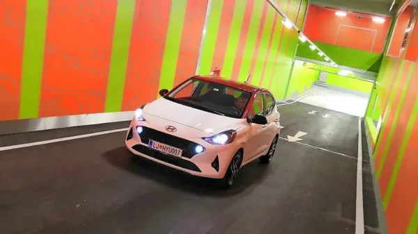 Najmanjši Hyundai je v novi preobleki prepoznaven tudi po dveh okroglih dnevnih lučeh v LED tehniki.