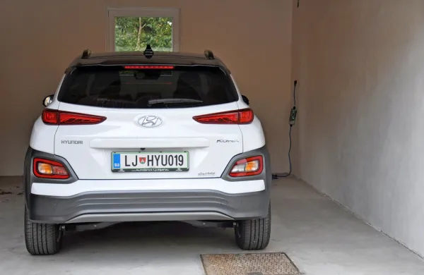 Med bolj vročimi električarji na trgu je tudi Hyundaieva kona 
electric. S 64 kWh baterijo omogoča več kot 400 kilometrov vožnje 
brez postanka. Osnovna cena ni majhna, a pri zniževanju te 
pomaga država, ki ponuja 6000 evrov subvencije. 